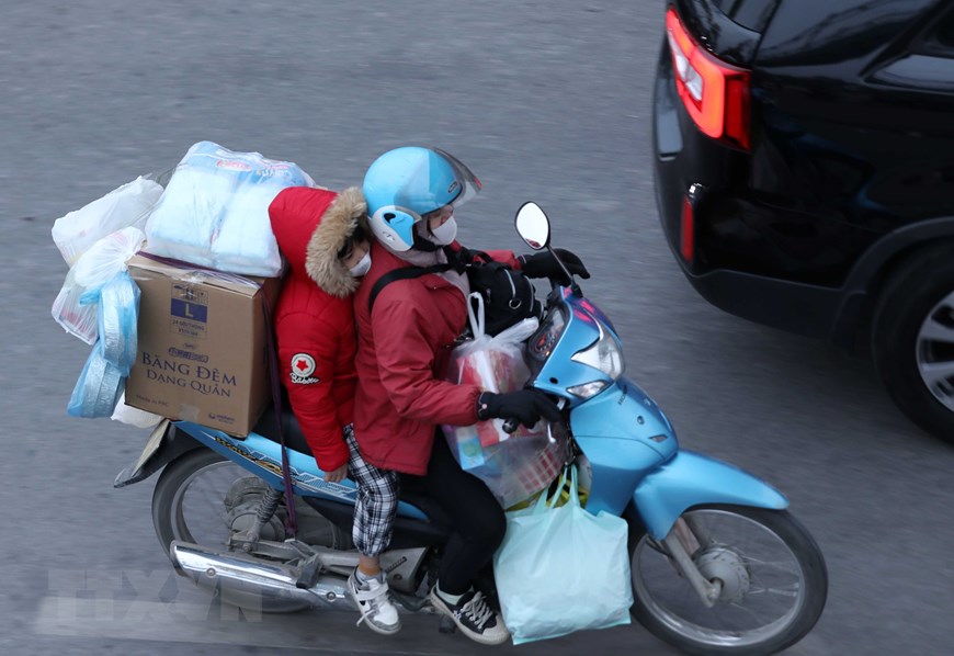 [Photo] Lỉnh kỉnh đồ đạc, nhiều người rời Hà Nội về quê đón Tết - Ảnh 2.
