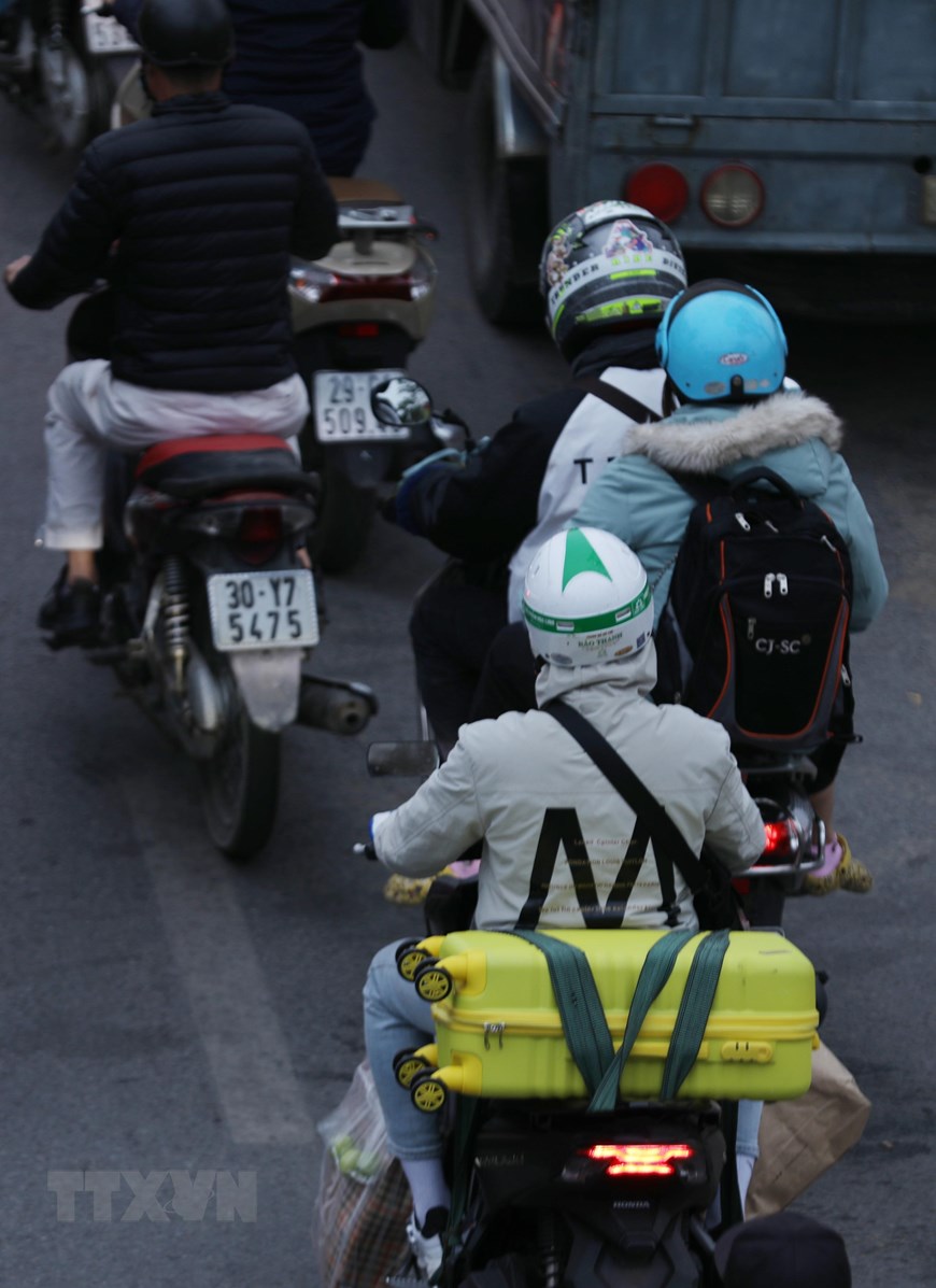 [Photo] Lỉnh kỉnh đồ đạc, nhiều người rời Hà Nội về quê đón Tết - Ảnh 3.
