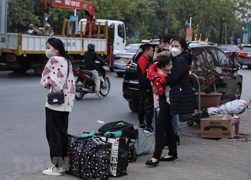 [Photo] Lỉnh kỉnh đồ đạc, nhiều người rời Hà Nội về quê đón Tết - Ảnh 7.