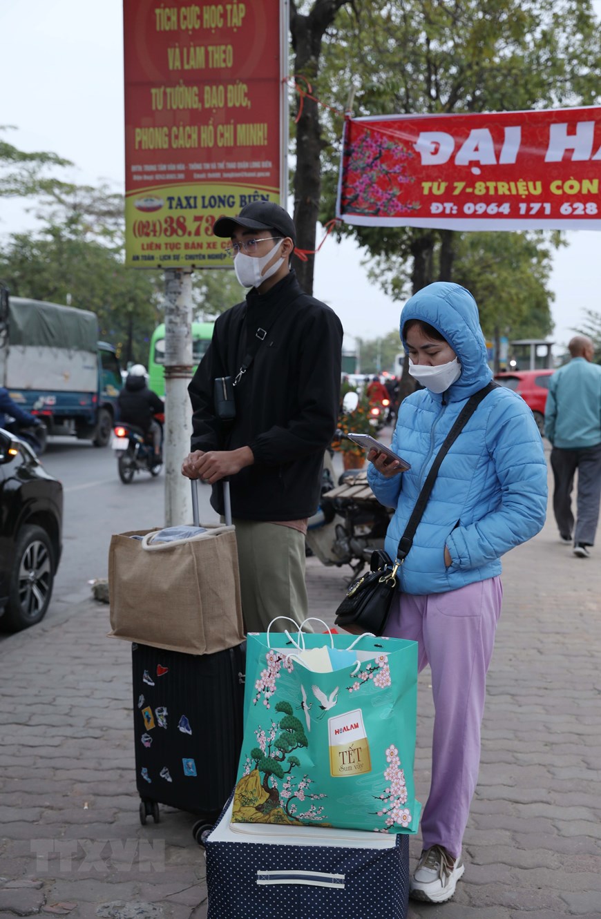 [Photo] Lỉnh kỉnh đồ đạc, nhiều người rời Hà Nội về quê đón Tết - Ảnh 8.