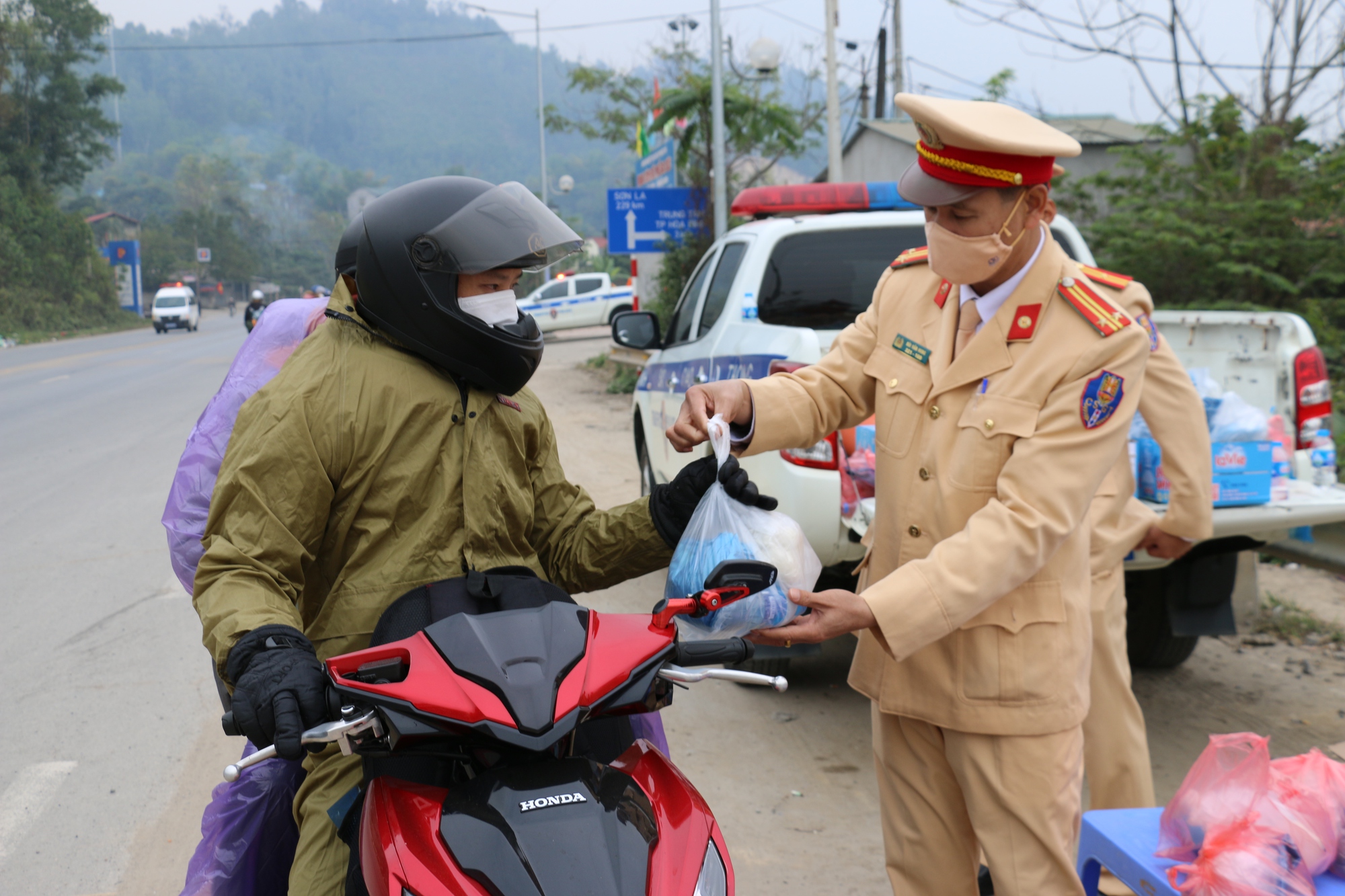 Cảnh sát giao thông các tỉnh Tây Bắc hỗ trợ người dân về quê thông suốt, an toàn - Ảnh 8.