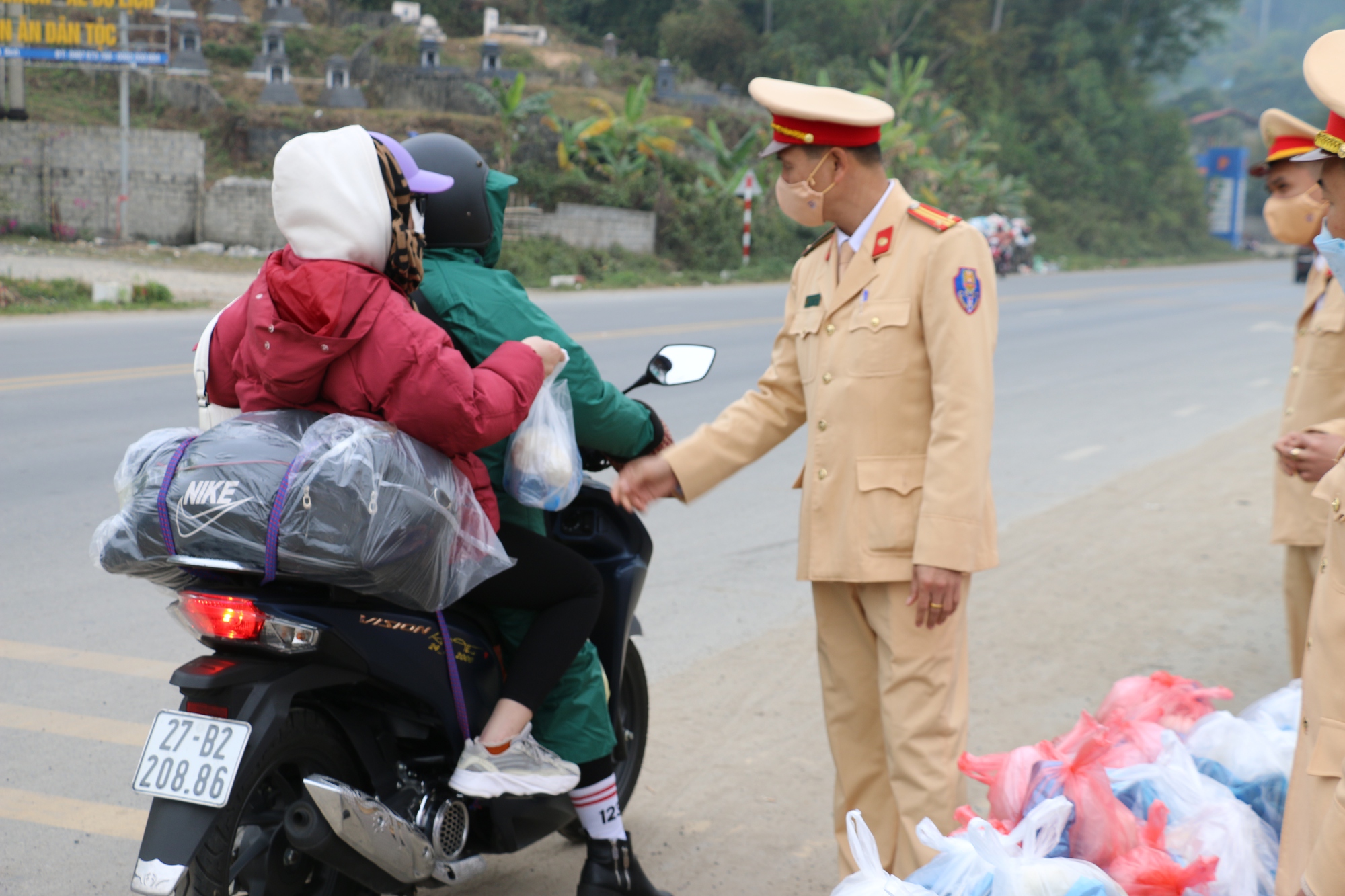 Cảnh sát giao thông các tỉnh Tây Bắc hỗ trợ người dân về quê thông suốt, an toàn - Ảnh 11.