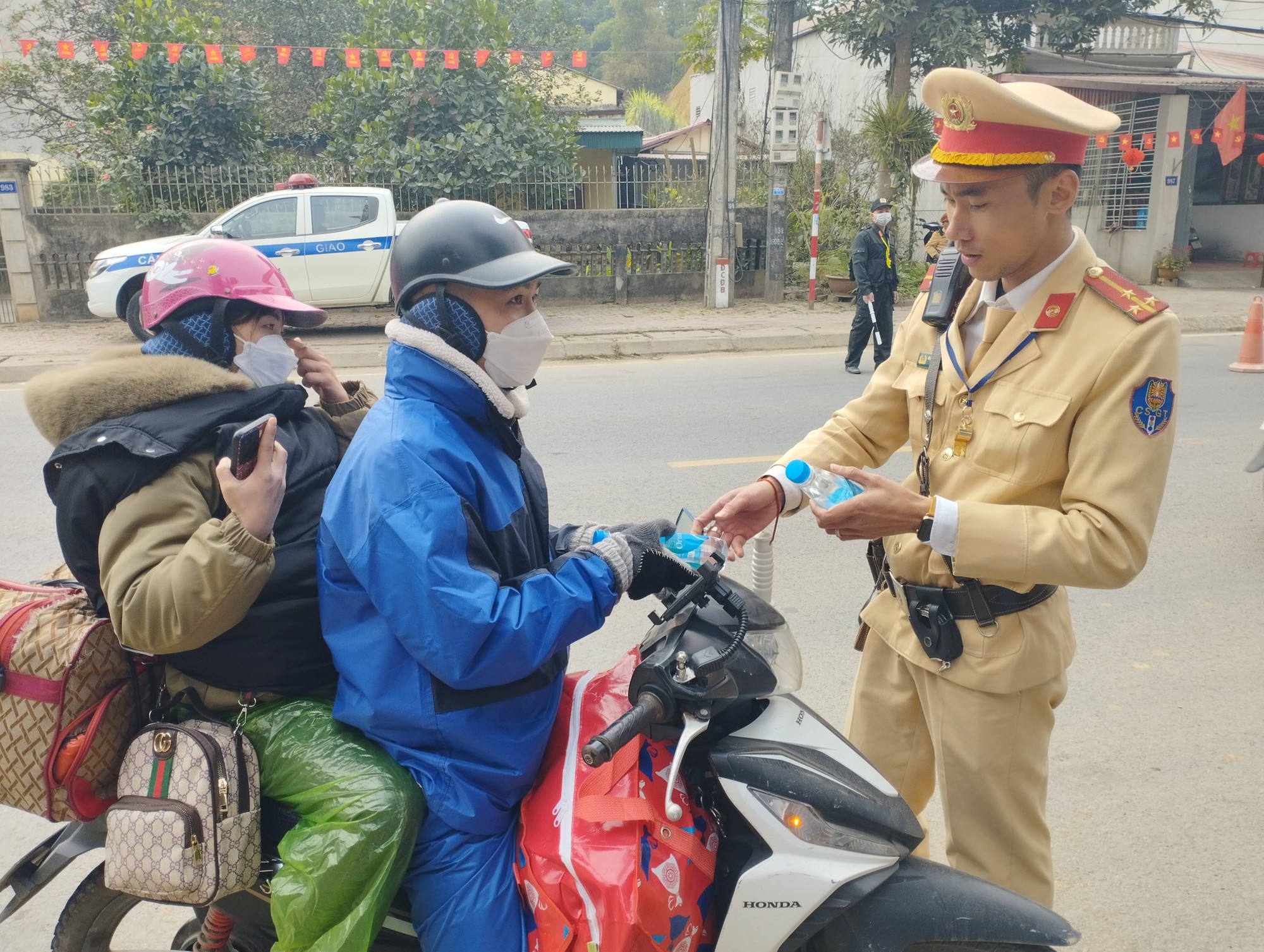 Cảnh sát giao thông các tỉnh Tây Bắc hỗ trợ người dân về quê thông suốt, an toàn - Ảnh 4.
