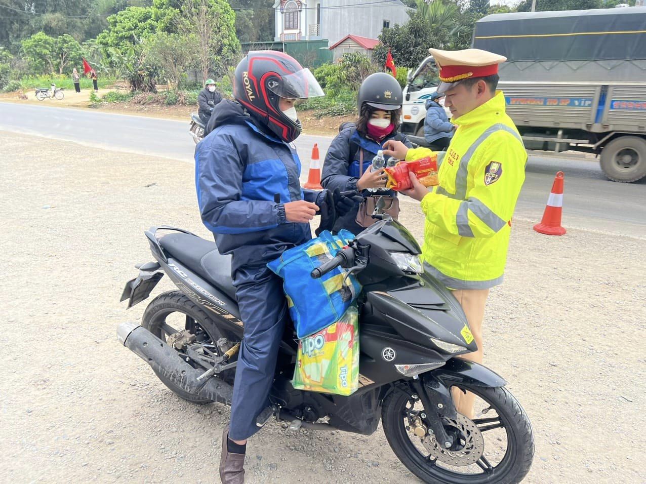 Cảnh sát giao thông các tỉnh Tây Bắc hỗ trợ người dân về quê thông suốt, an toàn - Ảnh 19.