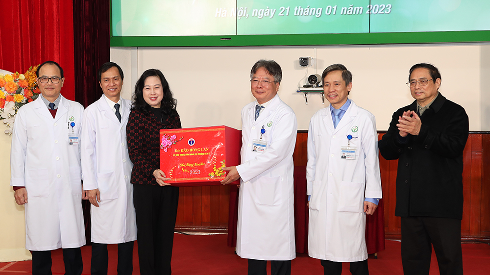 Đảng, Nhà nước và nhân dân ghi nhận sự nỗ lực của đội ngũ y bác sĩ, nhân viên y tế trong dịp Tết - Ảnh 7.