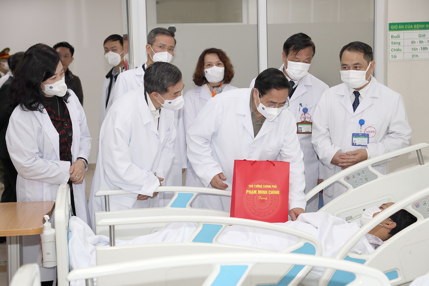Đảng, Nhà nước và nhân dân ghi nhận sự nỗ lực của đội ngũ y bác sĩ, nhân viên y tế trong dịp Tết - Ảnh 8.