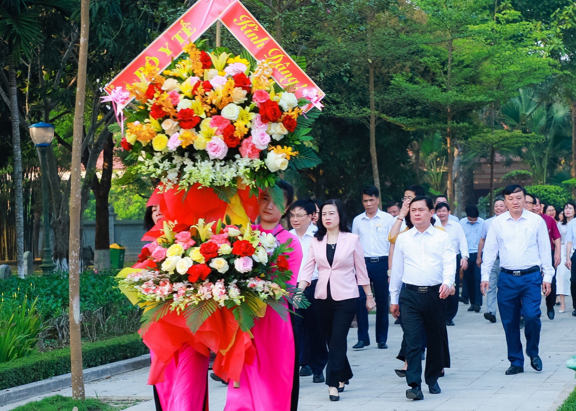 Bộ trưởng Bộ Y tế Đào Hồng Lan dâng hoa, dâng hương tại Khu Di tích Kim Liên - Ảnh 1.