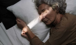 Người tr&#234;n 50 tuổi ngủ &#237;t hơn 5 giờ/đ&#234;m dễ tăng nguy cơ bệnh tật