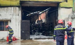 Bình Dương: Cháy nhà xưởng băng keo, khói đen bốc cao hàng chục mét