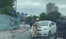 Bị yêu cầu dừng xe, nữ tài xế ô tô đâm thẳng vào cảnh sát giao thông