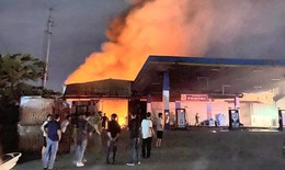 Hà Nội: Cháy lớn trong đêm tại một nhà xưởng gần cây xăng 