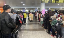 Sân bay Nội Bài đông nghịt người đón Việt kiều về quê ăn Tết