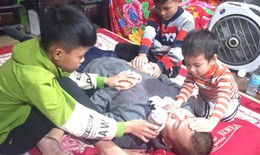 Bố nằm liệt giường sau tai nạn, 3 con thơ nheo nh&#243;c mong một năm mới kh&#244;ng thất học
