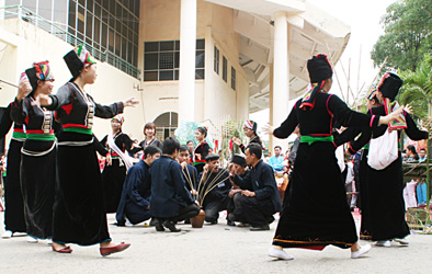 Lễ hội cầu mùa, dân tộc Khơ Mú, xã Nghĩa Sơn, huyện Văn Chấn, tỉnh Yên Bái. Đây là lễ cầu khấn trời đất, tổ tiên và các thần linh cho nương rẫy được bội thu. Một lễ hội trong hệ thống các lễ tục nông nghiệp của người Khơ Mú. Nó phản ánh niềm tin của đồng bào vào thiên nhiên (trời, đất, nương rẫy…) có linh hồn, phản ánh ước muốn của họ về mùa màng bội thu, cuộc sống đầy đủ.