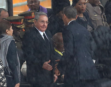 Lãnh đạo Mỹ, Cuba bắt tay tại lễ tưởng niệm Mandela.