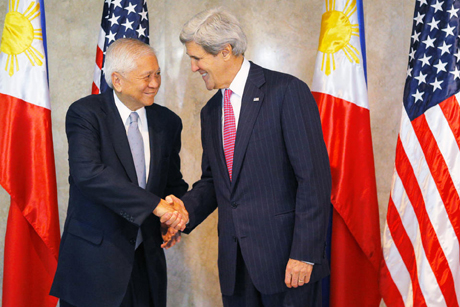 Ngoại trưởng Philippines Albert del Rosario và người đồng cấp Mỹ John Kerry.