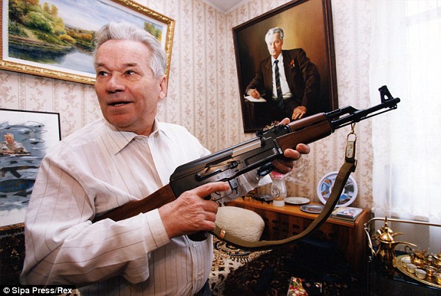 Ông Mikhail Kalashnikov và khẩu AK-47 khiến ông vang danh toàn cầu Ảnh: REX