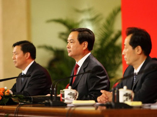Ông Lý Đông Sinh (giữa)Ảnh: CHINA NEWS