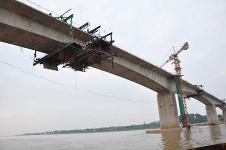 Cầu Vĩnh Thịnh bắc qua sông Hồng  đang được xây dựng (ảnh: Báo GTVT)