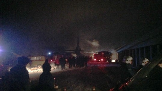 Emergency rescue workers arrive at the scene of the crash of an An-12 cargo plane near the Siberian city of Irkutsk on December 26, 2013. (Photo: 38.mchs.gov.ru)