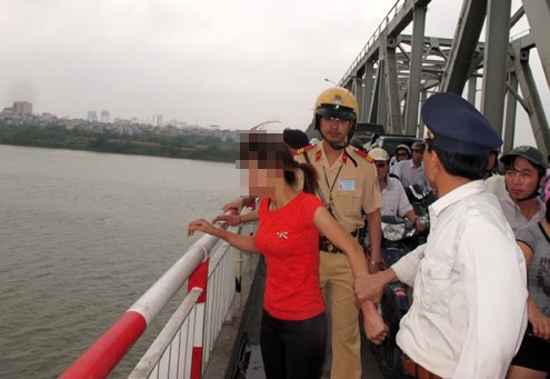 Trước đó các chiến sĩ cảnh sát giao thông Hà Nội từng giải cứu nhiều vụ nhảy cầu.Ảnh minh họa: Phương Sơn