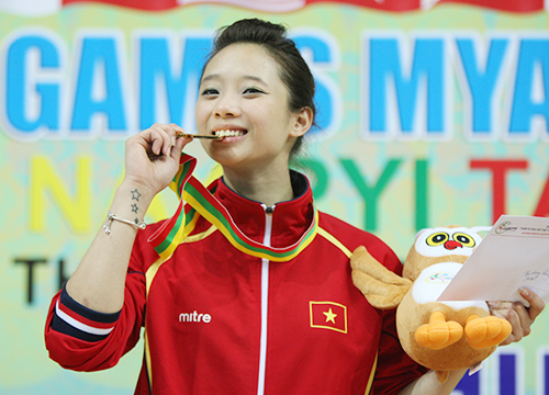 Thuy-Vi-HCV-vang.jpg