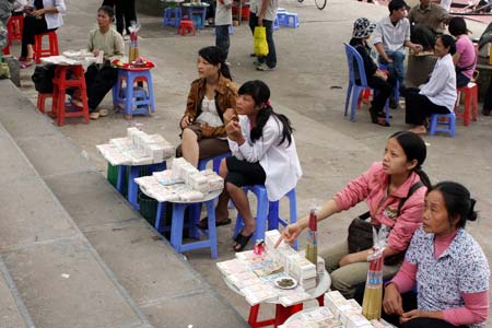 Bày bán tiền lẻ là cảnh thường thấy trước đền chùa (ảnh minh họa).