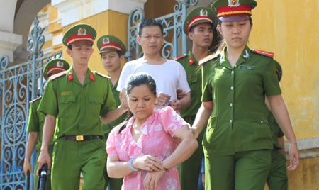 Bị cáo Phương (áo hồng) lĩnh án 12 năm tù.