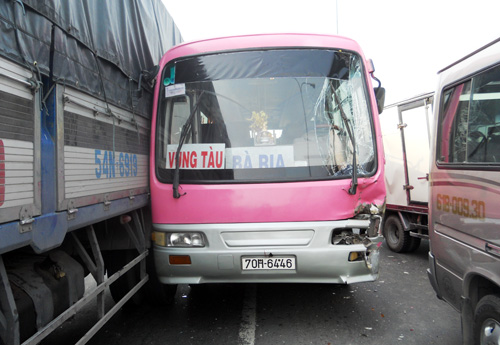 Xe khách đã đâm hàng loạt ôtô khác dừng đèn đỏ. Ảnh: An Nhơn