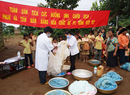  	Tẩm màn diệt muỗi phòng bệnh sốt rét. Ảnh: TL