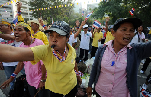 Thủ tướng Yingluck sáng nay tuyên bố giải tán quốc hội và tiến hành bầu cử sớm. Bà vẫn sẽ đảm nhiệm chức vụ thủ tướng cho đến khi vòng bầu cử mới được tiến hành. Tuy nhiên, lãnh đạo phe đối lập kiên quyết lập trường không chấp nhận phương án này, mà đề nghị thành lập một "Hội đồng Nhân dân" với các thành viên được lựa chọn kỹ càng, nhằm tránh khả năng một chính phủ thân Thaksin
