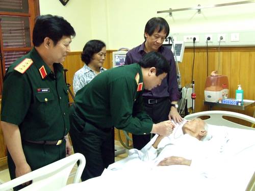 
	Trong ảnh: Đại tướng Phùng Quang Thanh, Bộ trưởng Quốc phòng và Thượng tướng Ngô Xuân Lịch, Chủ nhiệm Tổng cục Chính trị trong 1 lần vào thăm Đại tướng Võ Nguyên Giáp tại Bệnh viện Quân đội 108. Người đứng đầu giường bệnh là anh Võ Hồng Nam, con trai út của Đại tướng.