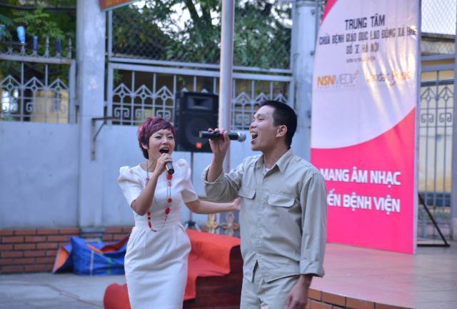 Học viên hào hứng giao lưu cùng các nghệ sĩ.