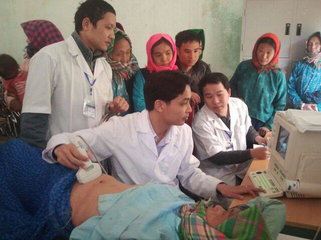 Các y bác sĩ mang hơi ấm và sức khỏe lên với bà con vùng cao.