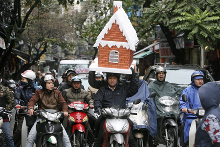 Một ngôi nhà phủ đầy tuyến đang được người dân hối hả đưa về trang trí.