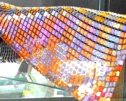 Những miếng vàng được đính để làm nên chiếc khăn rằn này