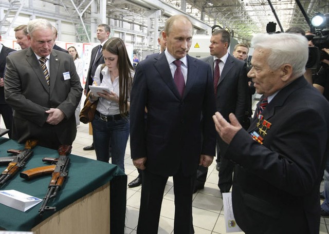 Ông Kalashnikov (bìa phải) cùng Tổng thống Nga Vladimir Putin Ảnh: RUSSIA TODAY