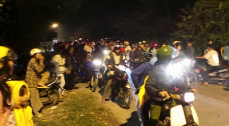 Mấy ngày nay, đêm nào cảnh này cũng diễn ra