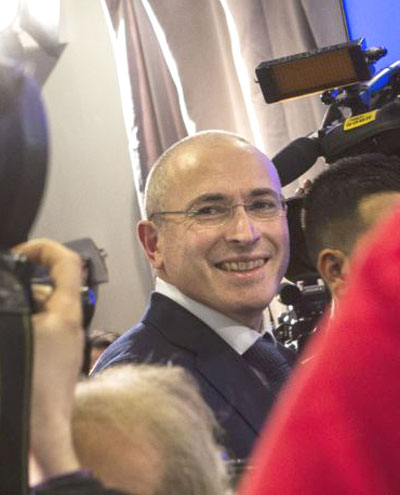 Ông Mikhail Khodorkovsky đến địa điểm họp báo ở Berlin (Đức), cuộc họp báo đầu tiên sau khi ông được phóng thích ngày 22/12/2013