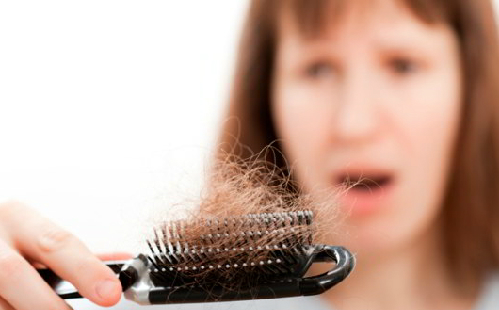 Khi cơ thể thiếu sắt bạn sẽ phải đối mặt với việc gãy và rụng tóc. Ảnh:blogspot