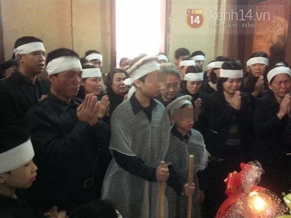 Nỗi đau xé lòng trong đám tang không có quan tài của chị Huyền 2 Nỗi đau xé lòng trong đám tang không có quan tài của chị Huyền 2