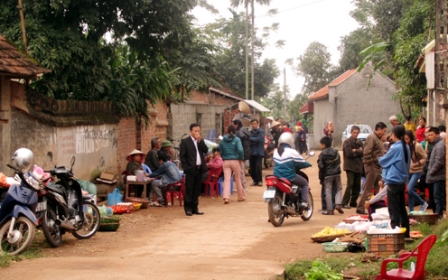 Lối vào nhà thần y Tranh luôn tấp nập