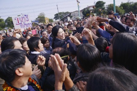 Bà Yingluck được người ủng hộ vây quanh khi tới tỉnh Nong Bua Lamphu