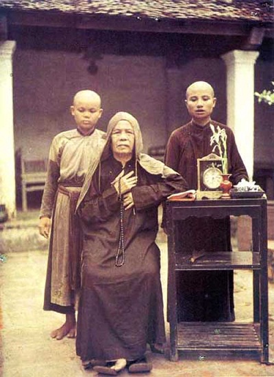 Một bà sãi và hai chú tiểu.