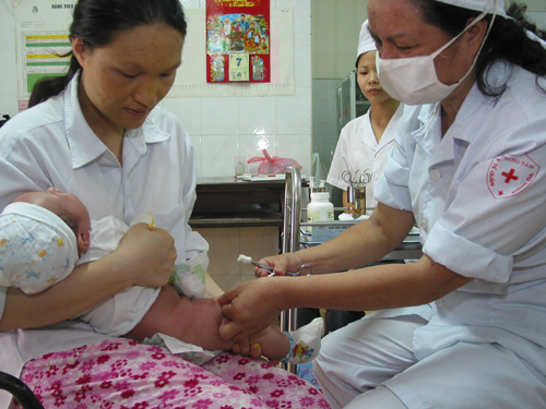 
	Tiêm chủng là cách tốt để phòng bệnh cho trẻ. Ảnh: TM