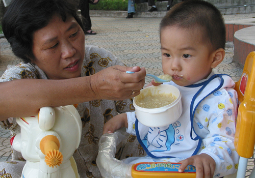 
	Phải cho trẻ ăn uống đủ dinh dưỡng. Ảnh: TM