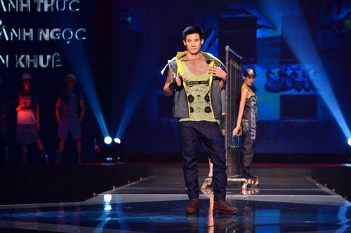 Thanh Thức diện chiếc áo thun bên trong thuộc thương hiệu H&M.