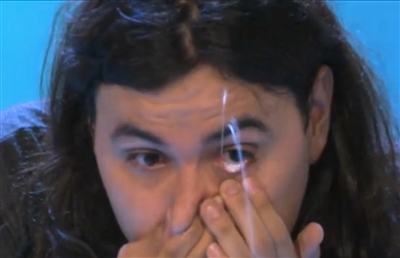 Anh chàng phun sữa từ mắt