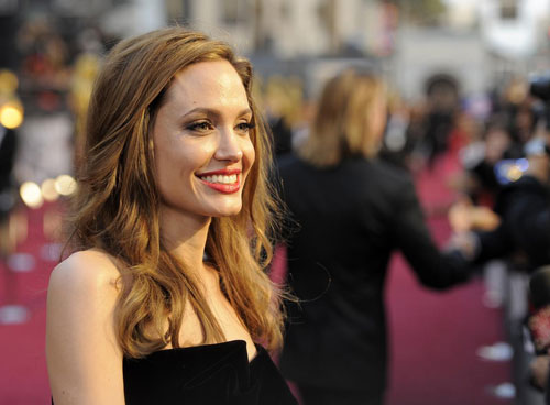 Giữa tháng 5, Angelina Jolie bất ngờ thông báo cô vừa hoàn thành ba tháng phẫu thuật cắt bỏ cả hai tuyến vú, sau khi phát hiện gene lỗi chứa tới 87% nguy cơ ung thư.