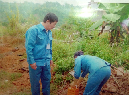 
	Nhân viên tiếp cận cộng đồng đi thu gom bơm kim tiêm bẩn.